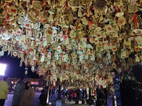 云南旅游特產(chǎn)清單 去云南旅游，少不了要帶些特產(chǎn)回去送給親朋好友。那么云南土特產(chǎn)種類繁多，送什么好呢。可以結(jié)合以下兩點(diǎn)，考慮看看適合自己贈(zèng)送的禮品，并且對(duì)方應(yīng)該會(huì)喜歡的禮品。