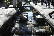 云南旅游線路推薦 云南旅游景點(diǎn)眾多： 蒼山，洱海，麗江古城，玉龍雪山，瀘沽湖、虎跳峽，每一個(gè)都美的讓人忘乎所以！面對(duì)如此多風(fēng)格迥異的景點(diǎn)，我們?cè)撊绾芜x擇呢?又該如何安排云南旅游線路呢?下面就為大家詳細(xì)介紹一下吧!
