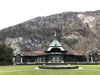 瑞士旅游必須體驗的項目 士地處歐洲中部,旅游資源豐富,有世界公園的美譽。冬天的瑞士是滑雪者的圣地,其擁有200多個滑雪場。瑞士 也是一個高度發達的國家,其每年的人均GDP也長期穩居全球前列,也是世界最穩經濟體。就在這么一個山清水秀, 充滿濃濃浪漫的國度里小編給大家介紹一下去瑞士旅游必須體驗的幾個項目。