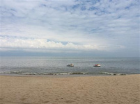 馬來西亞玻璃市景點(diǎn)推薦，感受最純樸的美 玻璃市是馬來西亞最小的一個州，這里卻是馬來西亞的糧倉，這里的土地絕大多數(shù)都用作農(nóng)業(yè)用途，一到豐收的季節(jié)金黃色的麥田綿延十幾公里，景象壯觀。玻璃市曾經(jīng)是吉打王朝的一部分，這里留下曾經(jīng)繁榮的文化遺產(chǎn)，古色建筑就是顯示歷史的一部分，包括許多英殖時期誕生的店屋、傳統(tǒng)居屋、特別形式建筑物等，下面小編就為你介紹幾處馬來西亞玻璃市景點(diǎn)。