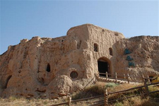 寧夏賀蘭山巖畫遺址公園(1) 據(jù)統(tǒng)計(jì),寧夏賀蘭山巖畫遺址公園分布著近6000幅巖畫,園內(nèi)的“銀川世界巖畫館”,是目前中國(guó)唯一、世界最大的巖畫專題博物館。多年來(lái),寧夏賀蘭山巖畫遺址公園集保護(hù)、利用、旅游、科普于一身,很快成為國(guó)內(nèi)外知名的旅游景區(qū)。