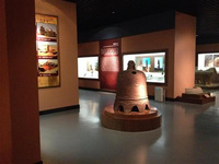 寧夏吃羊肉,神圣又瘋狂的事! 在吃羊肉這件事上,全國(guó)天南海北,雖無(wú)統(tǒng)一,卻也幾乎沒(méi)有爭(zhēng)議。寧夏的手抓肉、內(nèi)蒙的烤全羊、新疆的羊肉串、帝都的羊蝎子、陜西的羊肉泡、山西的羊湯、貴州的羊肉粉……誰(shuí)的家鄉(xiāng)沒(méi)一兩道羊肉名菜,那才叫奇怪。但是寧夏灘羊,以公認(rèn)的肉質(zhì)鮮美、無(wú)腥膻味,口感極佳,提升了寧夏人在吃羊肉這件事上的高度。因?yàn)椋趯幭某詾┭蛉猓宰詈玫难蛉猓愿鞣N方式吃羊肉,對(duì)一個(gè)純?nèi)馐陈眯姓邅?lái)說(shuō),真是件既神圣又瘋狂的事!