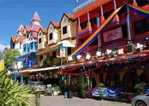 泰國普吉島5日游線路推薦，暑期落地簽免費哦 泰國的普吉島是當地南部的一個島嶼，游客來到這里該如何規劃行程呢？下面小編就為你推薦一下普吉島5日游線路，泰國旅游簽證暑期還是免費哦。