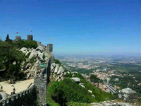 在葡萄牙首都里斯本怎么玩? 里斯本(Lisbon),葡萄牙首都,全國最大的海港城市,葡萄牙的政治、文化中心。受大西洋暖流影響,里斯本氣候良好,冬不結冰,夏不炎熱。在里斯本慢慢的接受一場文化洗禮,從那些建筑中了解葡萄牙的歷史,喜愛美食的人更要在葡萄牙里斯本去嘗一嘗正宗的葡式蛋撻,蛋撻在葡萄牙是家喻戶曉的傳統點心。