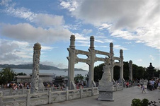 普陀山三天朝拜參考(4) 普濟寺香火券5元,寺里午齋時間10:30-11:30,晚齋時16:30-17:30。10元每人,大殿內正中端坐著高達8.8米的觀音菩薩,是國內唯一的男身男像。