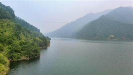 千島湖好玩嗎?這就帶你玩轉千島湖 趁著節假日到周邊的風景區進行游玩放松是城市人的首選,借由放假的時間來放松平時工作的緊張氣氛。位于浙江省境內的千島湖景區就是大家非常喜歡前往的地方。那么,千島湖好玩嗎?