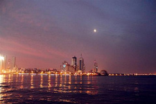 2020青島國(guó)際啤酒節(jié)周六全面開啟（2） 2020青島國(guó)際啤酒節(jié)周六全面開啟（2）有酒就要有美食，青島啤酒堅(jiān)持對(duì)啤酒節(jié)食品統(tǒng)一運(yùn)營(yíng)，嚴(yán)格管理，明碼標(biāo)價(jià)，衛(wèi)生健康。青啤大篷和奧古特大篷為市民推出四款海鮮特價(jià)菜，全部十元以內(nèi)，方便所有市民都能參與啤酒節(jié)。