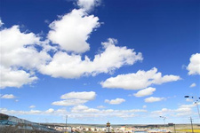 網上最全青海湖自助游參考（4） 網上最全青海湖自助游參考（4）炕饃饃這個“炕”類似于烤但是有別于燒，具體的做法是：將秸稈等柴火燃盡至灰沫狀，然后將發酵好的饃饃半成品完全埋在柴火灰中直至烤熟。待到饃饃熟后將表皮的殘灰拾掇干凈便可食用了。