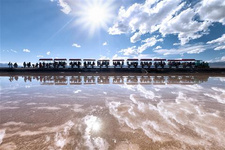 青海有多美？（3） 6年里，她的腳步踏遍了青海的山山水水；6年里，她帶過的游客人數(shù)已超過上萬人次；6年里，她對(duì)“大美青海”有了更加深刻和全面的認(rèn)識(shí)。“大美青海，美在景，美在豐富的自然資源，更美在淳樸善良的人。”在杜淑桂看來，青海最美的還是世世代代居住在高原這片熱土上的人民，他們熱情好客，他們淳樸善良。