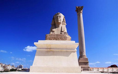 石柱景點推薦：月亮湖 石柱縣有一處非常清涼的旅游景點，名叫月亮湖，位于黃水鎮內。月亮湖湖水由九處天然泉眼匯成，清澈見底，冰涼透徹，是游客夏季清涼避暑的勝地。月亮湖湖岸樹木繁茂、綠草蔥蔥，也是游客湖上泛舟、休閑垂釣的理想之地。