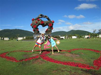 去三亞旅游一定要做的六件事情 三亞，我國南端的美麗海濱城市，這里海水清澈、氣候適宜、海風涼爽、柔和沙灘、藍藍的天，毫無疑問，這里是旅游度假的好地方。沐浴著傍晚柔和陽光散步于沙灘之上。或是在海邊玩耍、雨林里呼吸、觀賞奇特的自然景觀，把這里的魅力都感受個遍。