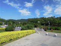 實用三亞旅游攻略 輕松玩轉三亞 三亞有宜人的氣候，這里空氣清新、陽光和煦、海水湛藍，這里還有柔和的沙灘、美女、美味海鮮，三亞的每一個元素賦予了這個美麗的海濱城市。重慶海外旅行社小編，為大家整理一篇“使用三亞旅游攻略”，祝您輕松玩轉三亞。