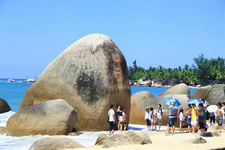 走進浪漫的天涯海角 “麓有飛石，雍正年間知州程哲刻二字于其上，今通名地為天涯‘。在立石的右側，又有一塊臥石，上面刻有`海角’二字。在這兩塊大石左側的高大石欄上，刻有”南天一柱“四個道勁大字。天涯海角--古遠的荒僻、凄情的詩句、動人的神話傳說，揮之不去的還有愛情的浪漫和永恒