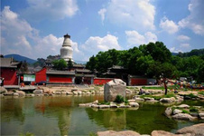 最值得去的山西旅游景點(3) 最值得去的山西旅游景點(3)喬家大院全稱山西祁縣喬家大院民俗博物館,地處美麗富饒的晉中盆地,是一座匯集晉商歷史風貌,反映明清時代特色的民居精品。