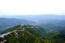 最值得去的山西旅游景點(2) 最值得去的山西旅游景點(2)黃河壺口瀑布風景名勝區位于黃河中游,晉陜大峽谷中段,總面積約60平方千米。黃河壺口瀑布聲如雷鳴,氣勢壯觀,它以排山倒海的獨特雄姿著稱于世,是世界上最大的黃色瀑布,也是偉大中華民族的象征。