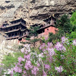 山西深藏著一個萬年冰洞 山西深藏著一個萬年冰洞,冰洞深藏在海撥2300米的地方,離地面只有100來米,它到底有多深,目前尚未探明,只是已經開發開放參觀的,足有五層之高。