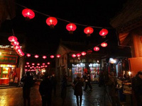 平遙古城旅游指南 但凡是古城，都會有濃郁的文化氛圍和古樸氣息，平遙作為保存較為完整的古城，更是如此。巍峨的古老城垣厚重深沉，古城內的街道、店鋪和民居依舊保持著傳統的布局和風貌，濃郁的晉商文化氣息，淳樸的晉中民風，平遙散發著安靜而內斂的悠久氣質。