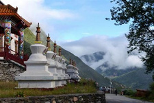 四姑娘山景區暫時封閉三峰和駱駝峰 二〇一三年一月一日，四姑娘山風景名勝區管理局面向廣大登山及戶外活動愛好者發出了關于暫時封閉三峰和駱駝峰的公告，詳情如下：