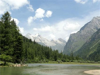 四姑娘山雙橋溝自駕記 對于四姑娘山，我算比較了解的，雙橋溝、長坪溝、海子溝……三條溝有三個不同的入口，雙橋溝在四姑娘山鎮一邊，其他兩條溝在另外一邊！目前游覽最輕松的是雙橋溝，景區觀光車貫通整個景區，在各大經典景點可隨時上下車，減少旅游疲勞度。這次我們深入雙橋溝，首先進入人參果坪。這次的四姑娘山，雖退去秋季特有的色彩，卻添加了花的黃色和紫色，成片成片的，讓人置身花的海洋之中，不想離開。