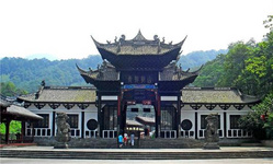 舌尖上的青城山 青城山的道教文化導致這里的飲食都偏重養生，喜用藥膳，這點很對廣東人的胃口。道士們習慣用瓜果之花來做食品，像白果、板栗、獼猴桃等，據說有強身健體之效，因此青城山的白果燉雞和乳酒是不可不嘗的。