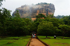 斯里蘭卡旅游陷阱大起底（2） 斯里蘭卡旅游陷阱大起底（2）部分經常有旅行者光顧，或者和包車司機有合作的斯里蘭卡餐廳，會有兩份不同的菜單。給本地人一個價格，給旅行者另外一個價格。怎么辦？盡量別去這種“游客專享”的餐廳唄。