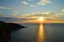 普吉島當地特色酒店推薦，讓你快速融入當地生活 沒來過普吉島，你就不算真正來過泰國。作為泰國最有魅力的海島之一，普吉島充滿了迷人的誘惑，你可以在這里看到海邊的比基尼美女與 海島人妖，同樣能享受陽光沙灘和啤酒美食，如果海邊逛累了，還能夠穿過大街小巷去尋找別樣風情的酒吧與迪吧。