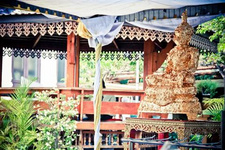 到曼谷旅游,這些小眾地值得探索..... 繁華的曼谷是個多面性之城,百看不厭。但多數人對它的認識還是停留在膚淺的層面上。它不但是亞洲最富代表性的繁華都會,也是歷史悠久的百年古都,文化背景尤其豐富。曼谷是泰國當世王朝的發源地,也是曼谷這個大都會最具歷史和文化性的景點之一,是個值得探索的地方。在曼谷的街頭巷尾都有許多值得一探的地方,下面小編就為你推薦幾處。