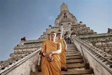 不同的曼谷購物該去哪 可不可以免稅 在人們出去旅游的時候,經常會帶一些紀念品回來,紀念品代表了旅游地的特色,最重要的是從當地帶一些產品回來,比在國內買國外的東西價格要便宜一些。