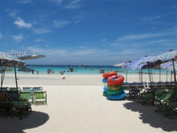 芭提雅旅游怎么玩,這些項(xiàng)目不能錯(cuò)過 泰國芭提雅是一個(gè)集沙灘、集市、娛樂于一身的地方,這里的海灘約有3公里的長(zhǎng)度,以坡度平緩、沙細(xì)如銀、海水清凈、陽光燦爛而聞名,除了游泳、曬日光浴,還可以進(jìn)行各種各樣的水上運(yùn)動(dòng)項(xiàng)目。