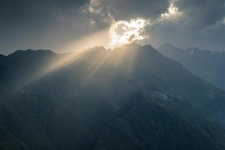 騰沖，保護眼睛一樣來保護生態環境 騰沖多年來堅持“生態立市”戰略，以“美麗騰沖”建設為目標，像保護眼睛一樣來保護生態環境，采取一系列行之有效的措施，不斷加大生態環境保護力度有著密切的關系。