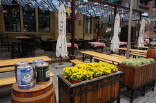 24個(gè)關(guān)于天津的秘密(2) 現(xiàn)在河西區(qū)人民公園以南的這片區(qū)域,在過去統(tǒng)稱“南鄉(xiāng)”。后來西邊的村里有一個(gè)姓班的富戶蓋了一座小樓,叫做西樓村。東邊的村子其實(shí)并沒有樓,但西邊的村子叫西樓村,這個(gè)村子索性也就叫東樓村了。南樓,則是民國時(shí)期建成的,因在東樓以南,就取名南樓,實(shí)際上村中也沒有樓。