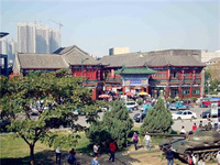 天津瓷房子背后的故事 你見過這樣瘋狂的場景嗎?一幢有著100多歲的法國格調(diào)小洋樓,被4億塊古瓷片、1.6萬塊古瓷器、300尊漢白玉雕刻、100多個(gè)明清瓷貓枕、20噸天然水晶和瑪瑙包裹和裝點(diǎn)著……這不是童話故事中的場景,離我們也不遙遠(yuǎn),就在天津,已經(jīng)將近10年。這是一座以全球15個(gè)設(shè)計(jì)最為獨(dú)特博物館的身份,跟盧浮宮一起出現(xiàn)在美國《赫芬頓郵報(bào)》上的瓷房子。