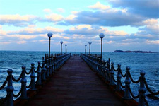 威海雞鳴島不可錯過的玩法 雞鳴島位于山東省威海市下轄的榮成市港西鎮虎頭角西北約1公里的海域中，海島形狀很象雄雞。一直以來很多人都不知道這個地方，因為2020湖南衛視大型親子秀《爸爸去哪兒》這個小島變成了一大熱點。很多游客對雞鳴島產生了濃厚的興趣，除了吃漁家宴、看海島風光、住海草房外，還有不少游客專程進島探尋明星的足跡。