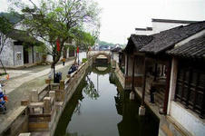 央視鏡頭帶你去無錫旅游 新一季的央視音樂頻道《歌聲與微笑》走出攝影棚，來到天地間，無錫有幸被選中，6天里，江大合唱團、無錫廣電合唱團、無錫山禾合唱團、無錫市太湖美合唱團、無錫公安警官合唱團、無錫市少年宮合唱團6支本土合唱團在山水間唱出了家鄉情懷。該節目將在明年春節前后將播出，屆時，讓央視鏡頭帶你去無錫旅游。