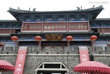 “華東第一竹海”——無錫竹海（2） 人工修成的懸空棧道是，全長一共有500米，有木頭的清香味。原先是一根根的水杉木直接鋪成的，需要長期更換，現在用水泥在底下鋪了一層，表面再鋪上這些生態木，更加保障了游客的安全，所以可以放心行走。