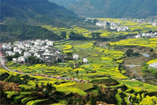 婺源大型山水實景演出《夢里老家》 婺源大型山水實景演出《夢里老家》由翼天文化旅游城總投資10億,由中國實景演出創始人梅帥元團隊傾情打造的視覺盛宴,于2020年3月27日首演。