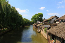 烏托邦·異托邦--烏鎮(zhèn)國(guó)際當(dāng)代藝術(shù)邀請(qǐng)展(1) 2020年3月27日傍晚,由文化烏鎮(zhèn)股份有限公司主辦,陳向宏發(fā)起并擔(dān)任展覽主席,馮博一主策劃的“烏托邦·異托邦--烏鎮(zhèn)國(guó)際當(dāng)代藝術(shù)邀請(qǐng)展”在中國(guó)享有江南水鄉(xiāng)之稱的浙江烏鎮(zhèn)拉開帷幕。