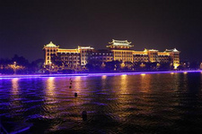 廈門鼓浪嶼申遺成功去了怎么玩？ 廈門鼓浪嶼申遺成功去了怎么玩？鼓浪嶼的獨(dú)特文化，體現(xiàn)在島上建筑，建筑的每一塊磚、每一片瓦，都譜寫著這個地方的文化特色。