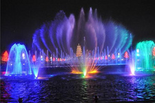 2020國(guó)慶西安旅游休閑指南（3） 可謂陜西特色美食街，具有明清風(fēng)格的關(guān)中牌坊和傳統(tǒng)建筑群組合，從關(guān)中樓、陜北、陜南樓，到民俗文化體驗(yàn)區(qū)、文化墻等近二十個(gè)區(qū)位，美食、文化、旅游、購(gòu)物，一應(yīng)俱全。