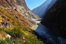 80后成都自駕夫婦長眠于香格里拉 昨日，自駕從成都前往香格里拉的成都80后夫婦涂希和宋海峰，已經失蹤了21天，他們兩人的父親，也找了21天。昨日上午，在從香格里拉到鄉城公路的98號工樁處、小雪山附近，兩位父親終于發現了滾落到近百米深溝下的越野車。他們順著山壁滑到山腰，看到了從車里散落出來的身份證和資料。下午4點過，他們見到了一對兒女，早已沒有了呼吸。