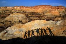 冬季為什么要去新疆旅游？ 冬季的新疆有一點寒冷，但是到了這里過后，你才會發現，這里的冬季非常的美。雖然說沒有了春夏時的百花盛開，沒有了秋日里的落葉斑斕，但是卻比往日多了幾分純凈，多了幾分冰雪的美麗。冬天的它，沒有了夏日的喧囂，人們最常做的事情，就是圍著火爐嗑著瓜子聊著天，調侃一下外邊的雪還要下多久。