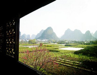 三月陽朔賞油菜花攻略 三月陽朔賞油菜花攻略:三月的陽朔,油菜花開滿了整個(gè)田野。找一個(gè)周末與家人一起到廣西過休閑旅游,無論是乘坐竹排游覽,還是騎單車沿漓江而行,都能感受到純的氣息和油菜花海的浪漫。