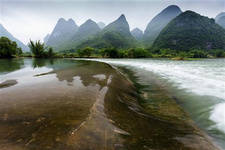 陽朔客棧及餐廳推薦(2) 陽朔客棧及餐廳推薦(2)不得不說謝大姐家的啤酒魚真好很好吃,我們選擇的是劍骨魚來做。每條魚都是2-3斤非常大,炒出來感覺味道挺好,但沒有想象中的那么好,呵呵,感覺就是個(gè)不一樣的做法,據(jù)說這種魚殺好后不刮鱗,放入油鍋炸到兩面金黃,然后加入啤酒醬油辣椒蕃茄等佐料,加蓋悶至入味就出鍋。