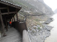 劍門關景點推薦 你可能未聽說過劍門關,但一定聽過“蜀道之難難于上青天”,這句經(jīng)典詩句講的就是這里。劍門關作為國家5A級旅游風景區(qū),也是《中國國家地理》力薦的“四川100個最美觀景拍攝點”之一。劍門關景點多樣化,集古道、古關、古柏為一體,代表性景點有劍溪橋、姜維祠、梁山寺,紅軍血戰(zhàn)劍門關遺址等,下面就為大家詳細介紹一下!