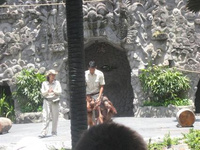 巴厘島旅游攻略 隸屬印度尼西亞島嶼的巴厘島，位于小巽他群島西端，其形狀大致呈菱形，主軸為東西走向。巴厘島因歷史上受印度文化宗教的影響， 居民大都信奉印度教，是印度尼西亞唯一信仰印度教的地方。但這里的印度教是印度教的教義和巴厘島風俗習慣的結合，所以同印度本 土上的印度教不大相同，稱為巴厘印度教。