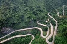 張家界旅游必去景點(diǎn) 一提起旅游大家的腦海里肯定會(huì)出現(xiàn)很多的景點(diǎn)，雖然說現(xiàn)在很多人都想要去國(guó)外游玩，但是還是有很多人會(huì)去國(guó)內(nèi)旅游，因?yàn)閲?guó)內(nèi)旅游不管是從時(shí)間還是從交通上來說都是很方便的。