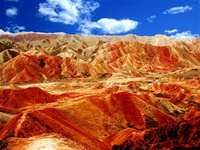 張掖旅游指南之十宗“最”(1) 張掖旅游指南之十宗“最”(1)造型各異的古建筑,構建精巧,絢麗多姿,古有“一湖山光,半城塔影,葦溪連片,古剎遍地”之美景。張掖,一個座坐落在祁連山和黑河濕地兩個國家級自然保護區之上的綠洲城市,一個位于絲路古道,文化積淀深厚,歷史遺跡眾多古老城市,一個躺在河西走廊咽喉地帶被稱為中國最具投資價值綠色生態城市,讓我給你盤點一下:張掖旅游到底有著哪些出類拔萃?