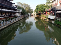 再入江蘇鎮(zhèn)江金山寺 趙雅芝版《新白娘子傳奇》曾經(jīng)風(fēng)靡全球華人地區(qū),屢創(chuàng)收視奇跡,成為中國電視劇史上重播率最高、影響力最大的電視劇之一,被載入電視劇史冊。而今,該劇傳出即將翻拍,并更名為《千年等一回》,在網(wǎng)上引起了不小的轟動。好多年前曾游過江蘇鎮(zhèn)江金山寺,現(xiàn)如今幾乎全無印象。今再入金山寺,香火依舊繚繞,游人絡(luò)繹不絕。