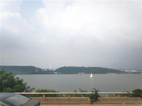 韓國特產購買指南 韓國特產購買指南：近日，為提振備受MERS沖擊的韓國旅游業，韓國政府推出“赴韓整形的外國游客享受10%的退稅”的新政策。有觀點稱，由于退稅措施明年4月才開始實施，因此近期赴韓整形旅游人數可能不會迅速上升。但是，等韓國旺起來再去湊熱鬧就不開心了，只想去韓國血拼的小伙伴們現在抓住機會啦，趕緊去買買買。