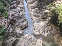 2020重慶金刀峽臘香季活動介紹 2020重慶金刀峽臘香季活動介紹:本月13日起至2020年1月31日,即2020年重慶金刀峽(第三屆)臘香季期間,金刀峽景區(qū)將圍繞“賞臘梅,喝刨豬湯,游金刀峽”為游客準備了豐富多彩的互動活動,有臘香美食賀年宴、山羊獻瑞賀年禮、特色體驗賀年樂、臘梅品香賀年游等。屆時,大伙自駕到金刀峽湊熱鬧吧!